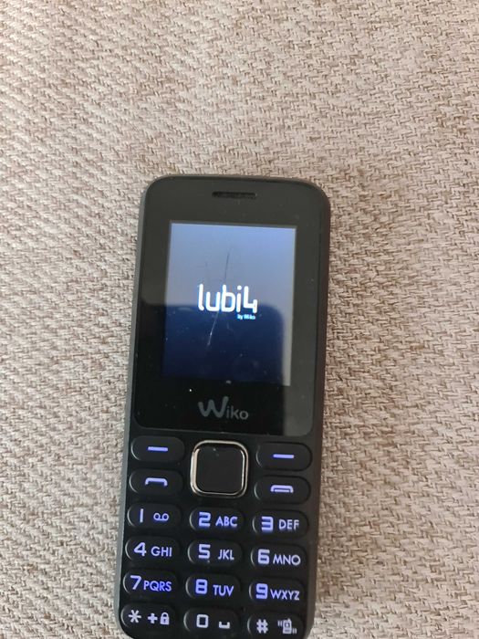 Telemovel Antigo Wiko leva 2 cartões têm um risco no visor muito leve mesmo preto