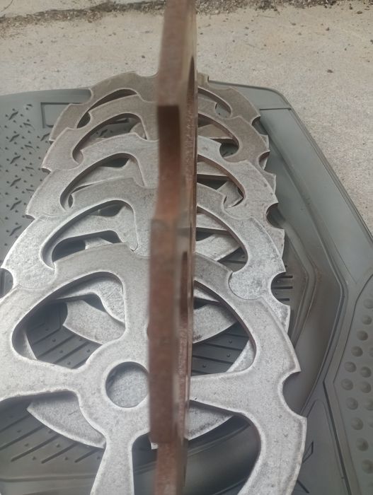 Krążki  średnica 28 cm . Stal.