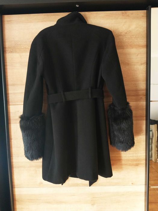 Orsay płaszcz z futrzanymi rękawami S