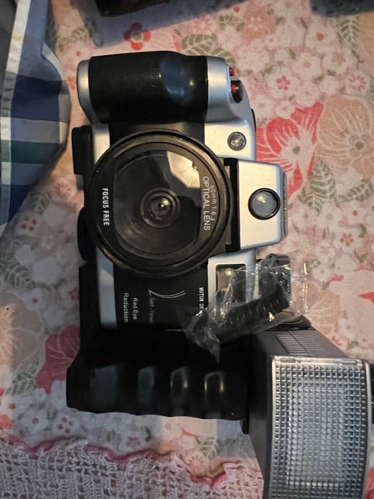 Maquina fotografica com caixa e rolo