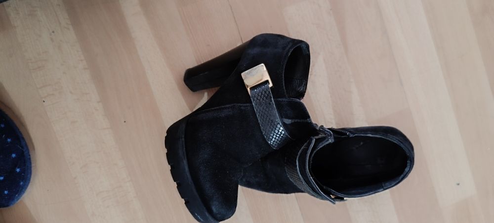 Botins de salto, tamanho 35 em camurça preta. Usados