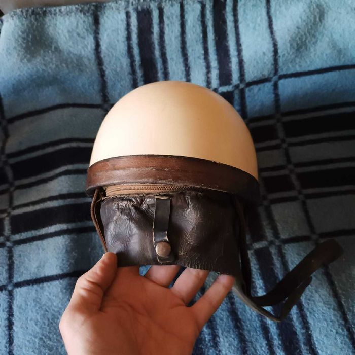 Kask Orzeszek z epoki PRL-u z odpinanym frasunkiem