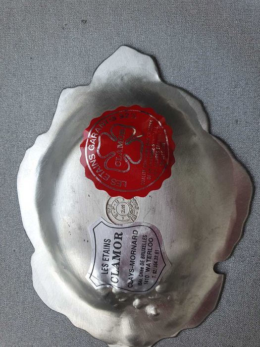 Três pequenos pratos em porcelana, casquinha e estanho