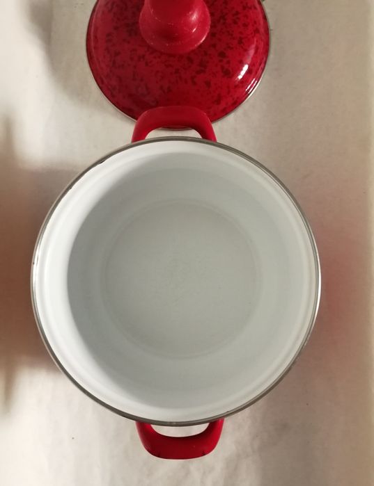 Кастрюля красная с вкраплениями, Сербия