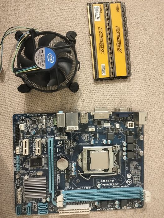 Płyta główna GIGABYTE z procesorem, ramem i chłodzeniem