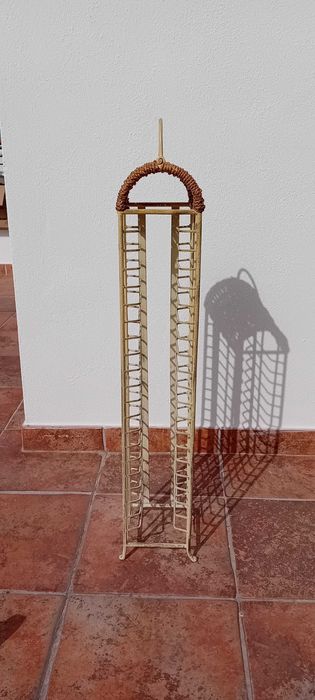 Suporte para cds em ferro pintado e fibra natural