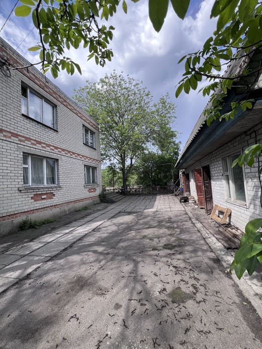 Добротний двоповерховий будинок.