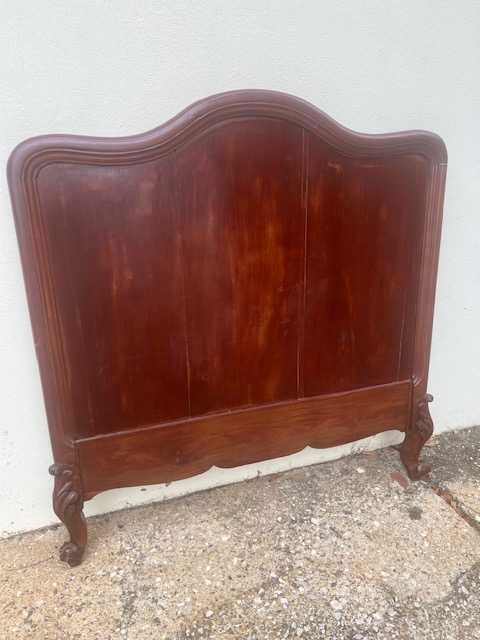Cama individual antiga, estilo romântico