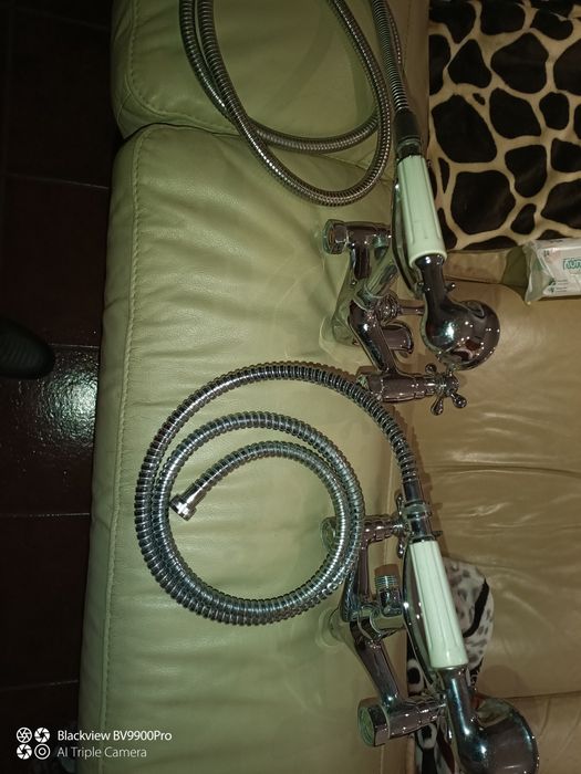 Duas torneiras usadas mas como novas maravilhosas demais