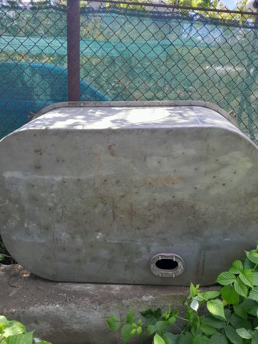 Продается алюминиевый бак(ёмкость) с ж/д вагона, цена 7000грн (торг)самовывоз