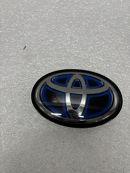 Toyota Corolla E21 Yaris IV emblemat pod radar przód znaczek logo