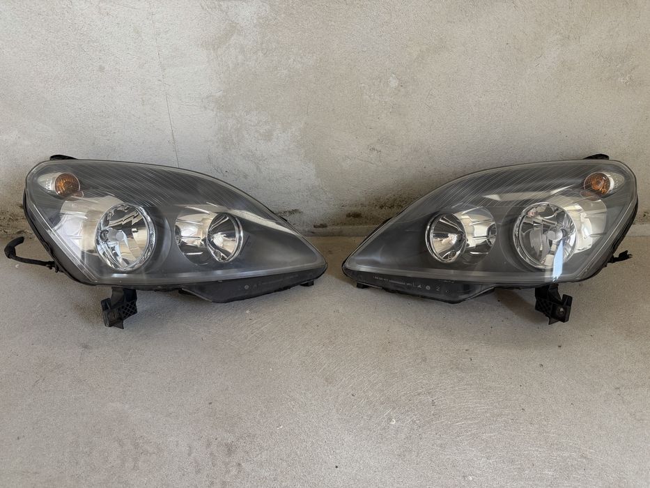 Фара передня Opel Zafira B