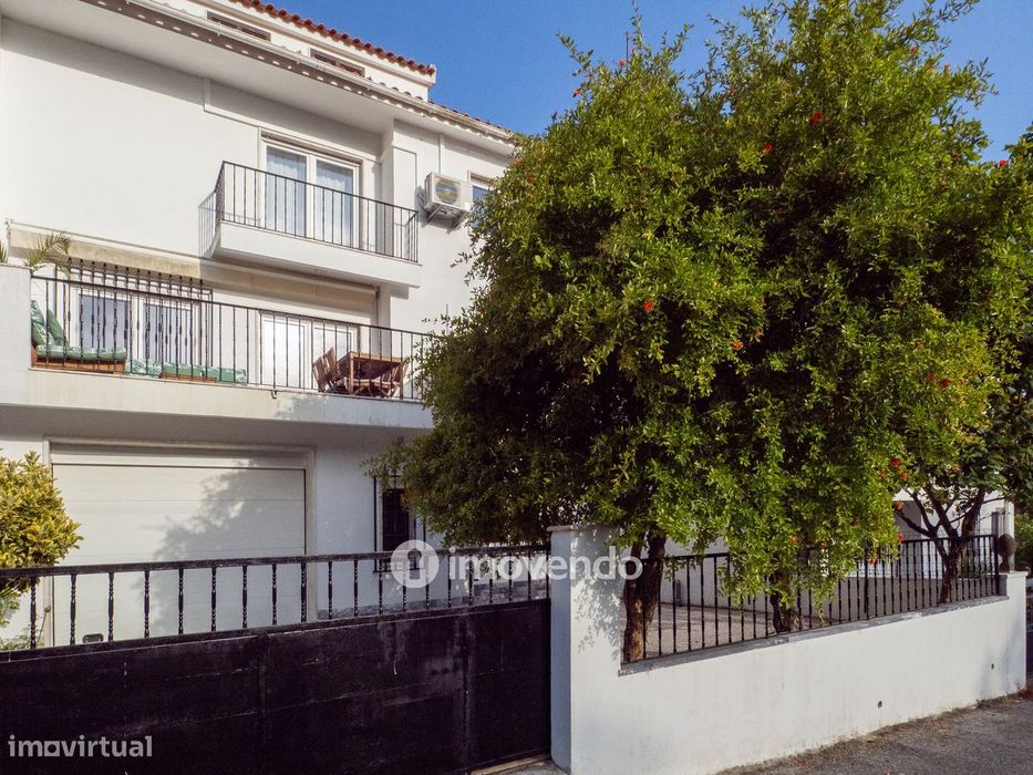 Moradia T6 com jardim, terraço e garagem, em Rio de Mouro