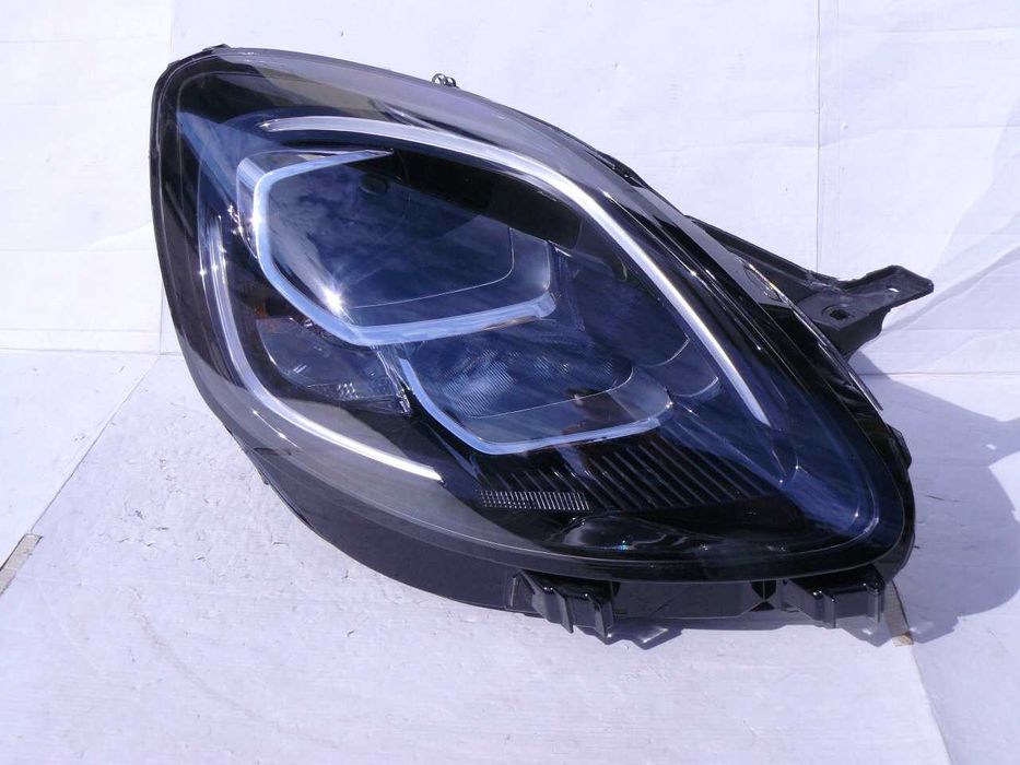FORD PUMA MK2 Lampa przednia prawa LED H1