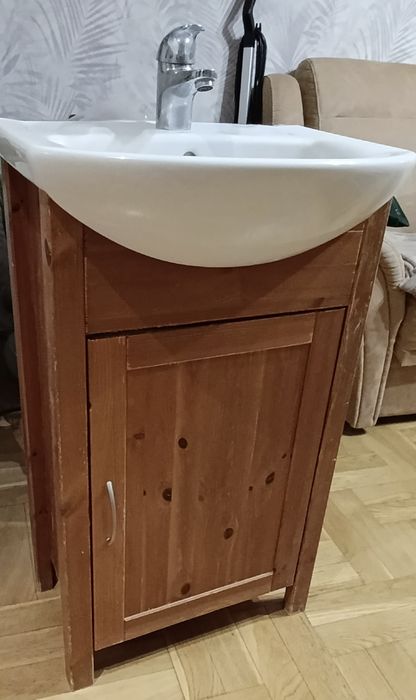 Szafka z umywalką i baterą Grohe