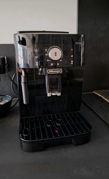кавомашина Delonghi Magnefica S як нова зроблено 150 порцій кави