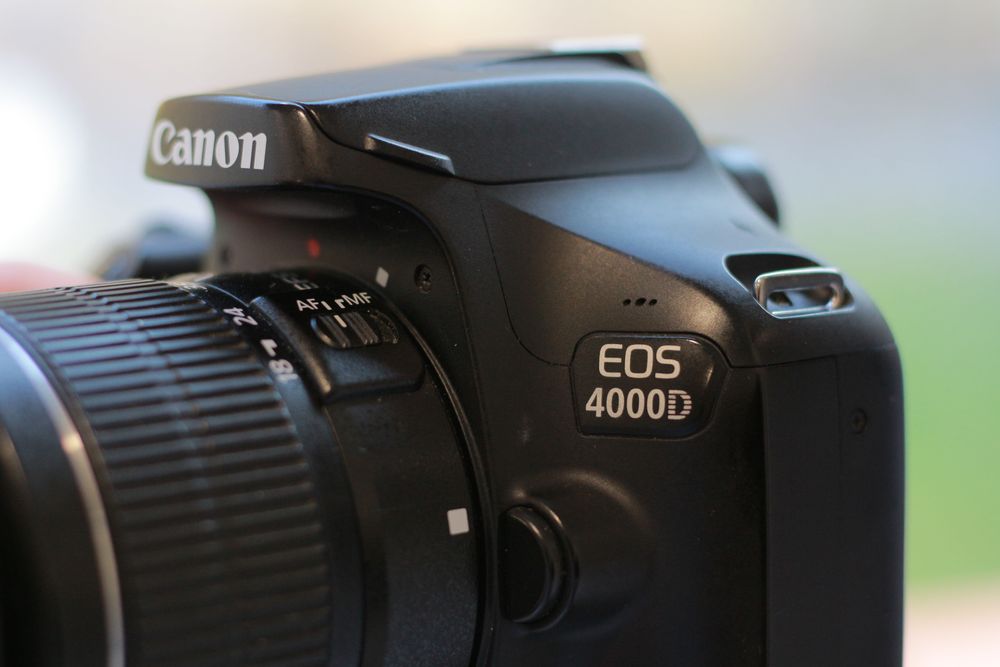 Canon 4000D + 18-55mm (COMO NOVA)