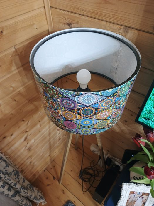 Lampa stojąca na nogach