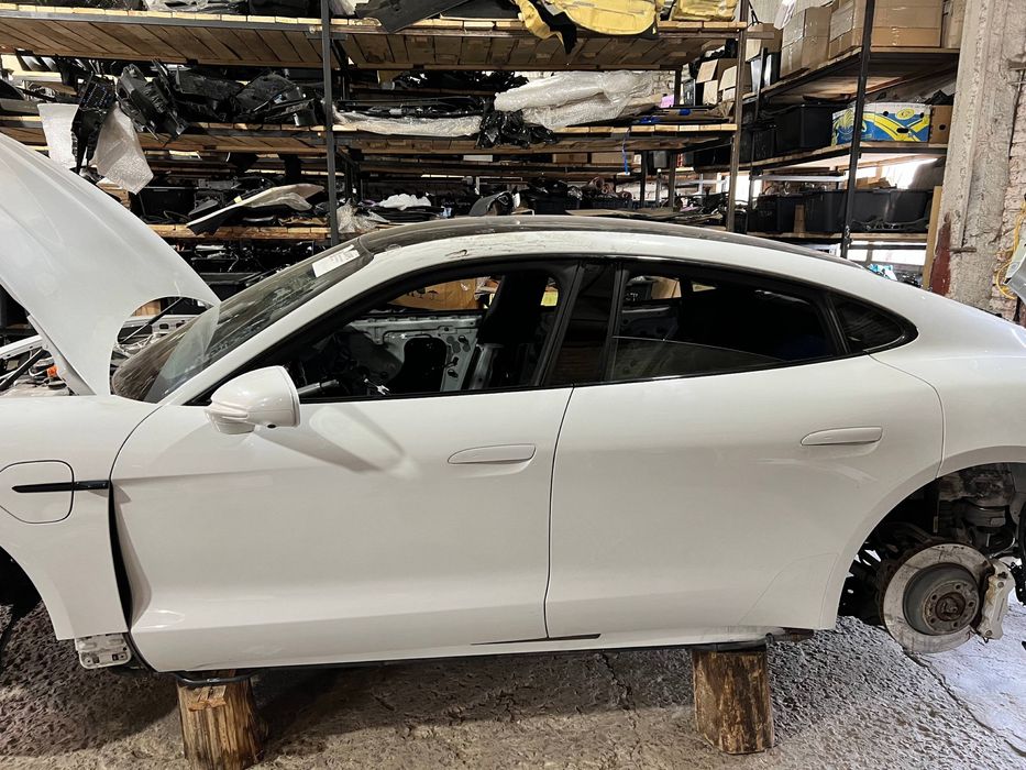 Двері ліва сторона для Porsche taycan в колір