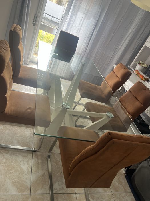 Conjunto de mesa e cadeiras