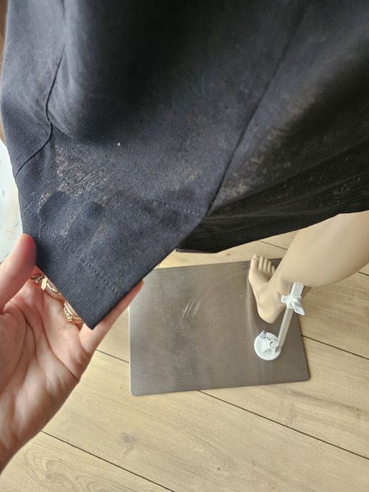 Czarna sukienka damska midi vintage z ozdobnymi guzikami – styl min