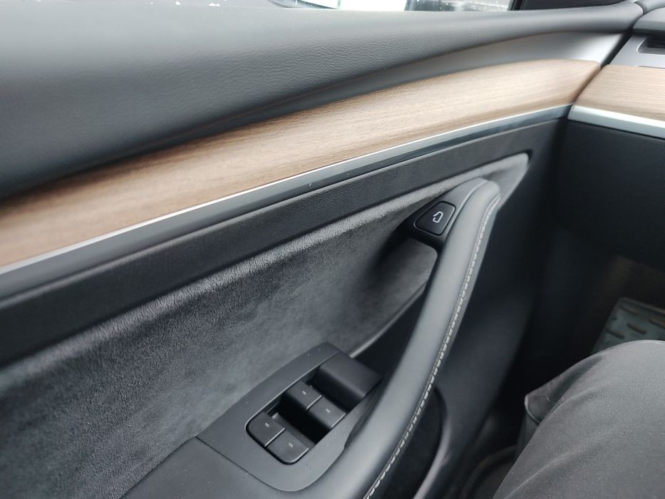 Tesla model y 2025 року, dual motor  long range 7 місць