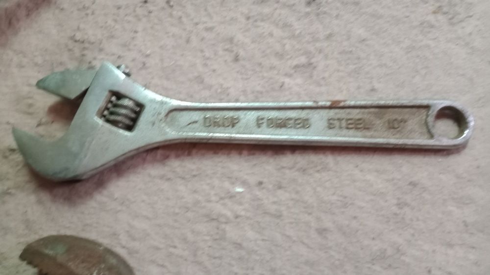 Lote de chaves de canalização e pá desdobrável