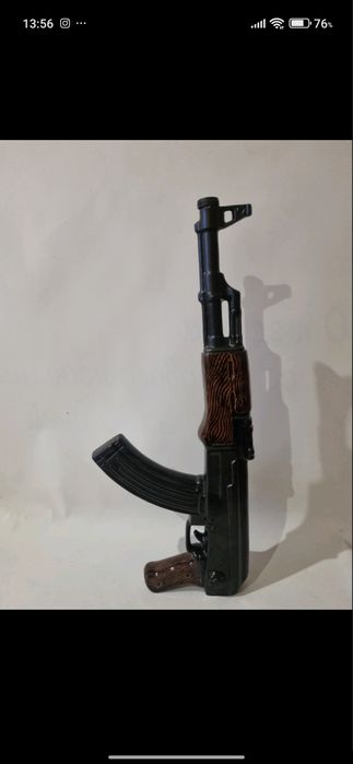 Фарфорова пляшка ,автомат АК.
