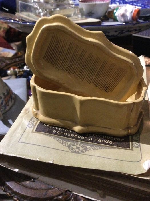 Caixa tabaco Cerâmica Amarela Anton Techinkel Séc XIX 10,5 cm