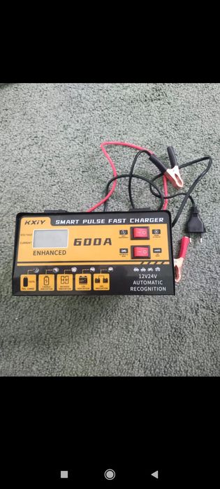 Зарядний пристрій для акумуляторів с ЖК дисплеєм