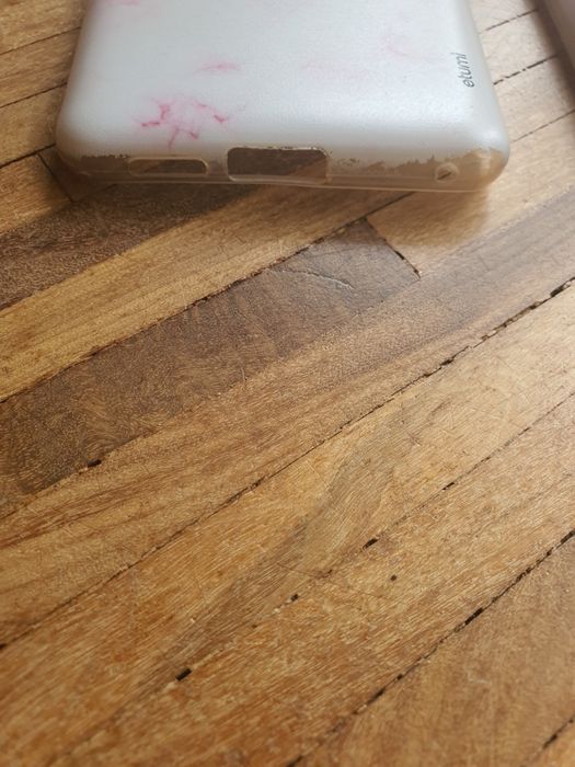 Etui na telefon ;