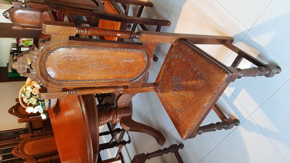 Conjunto mesa com 8 cadeiras medievais