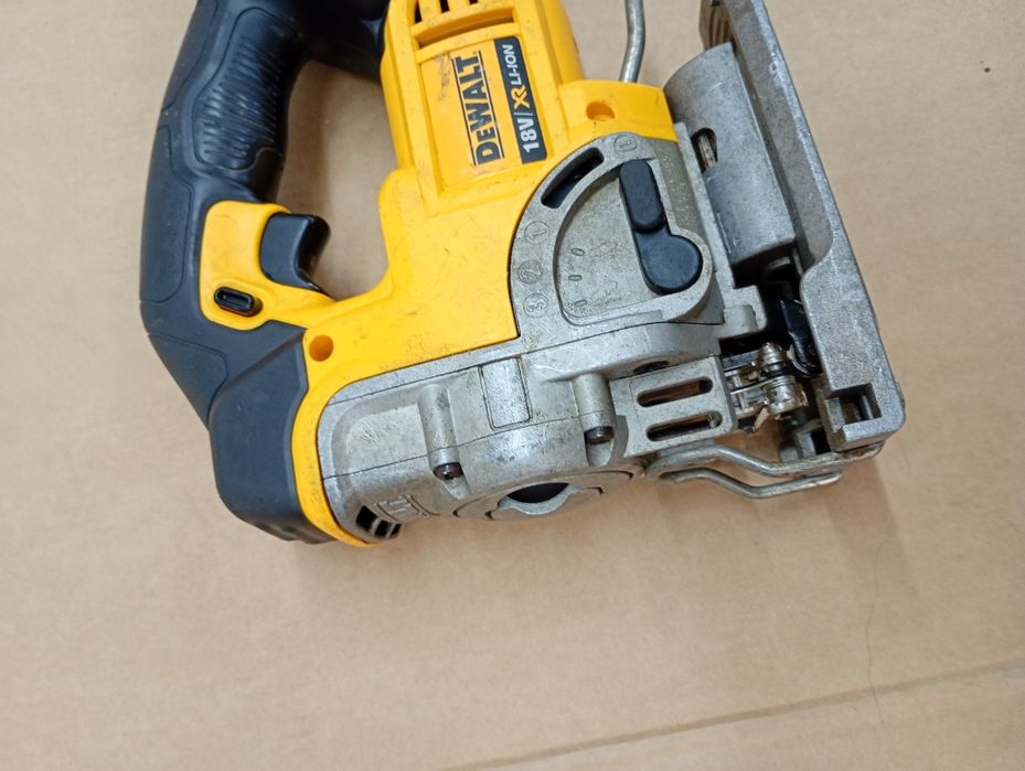 Wyrzynarka DeWalt DCS331