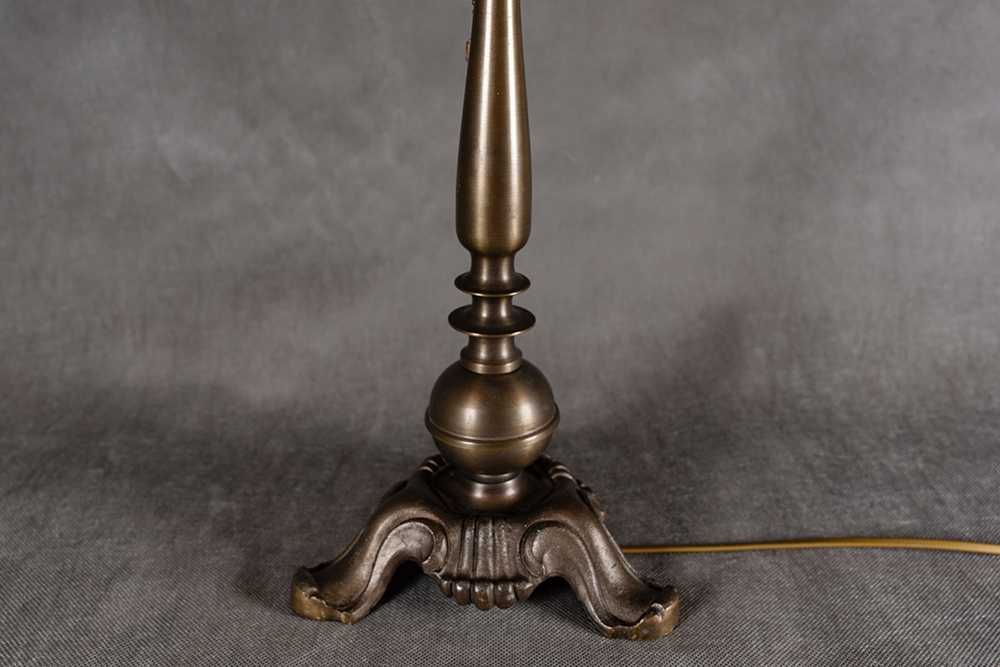 Lampa biurkowa Tiffany z mosiężną podstawą z lat 30. XX w.