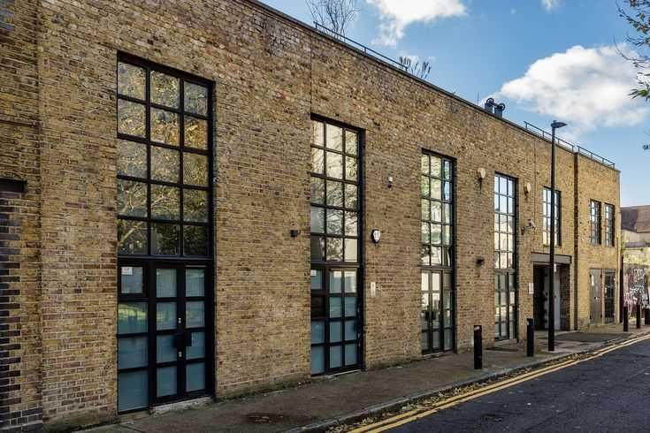 Продаж комерційної будівлі та земельної ділянки м Броди Львівська обл