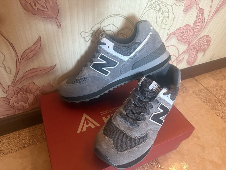 Чоловічі кросівки сірого кольору