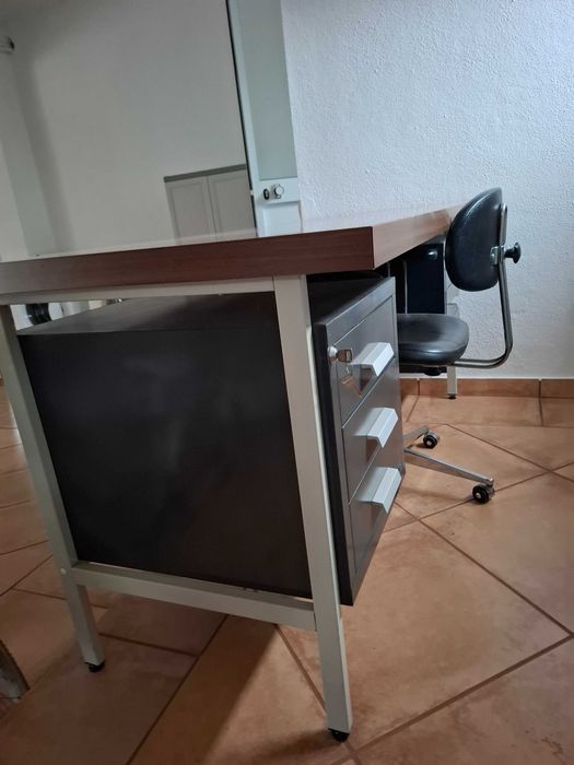 Secretária e cadeira de escritório