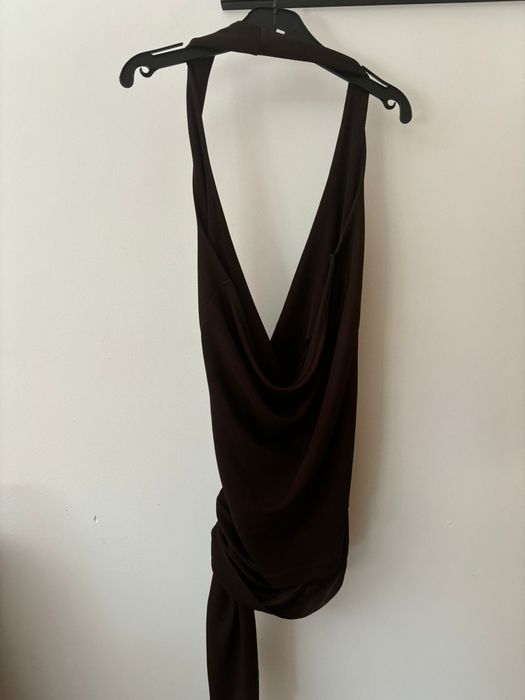 Top castanho sem ombros