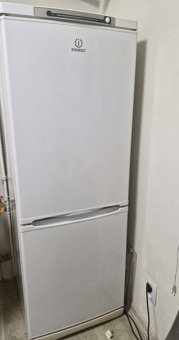 Продам холодильник Indesit на запчастини