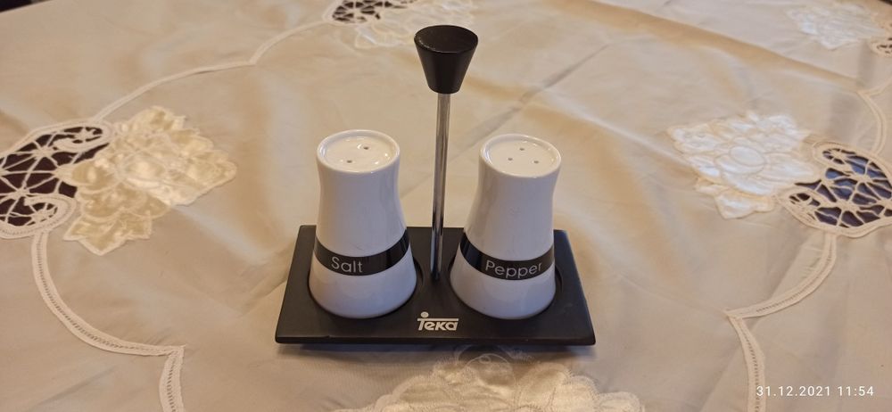 Фірмовий набір ємностей для спецій сільничка та перечниця компанії TE