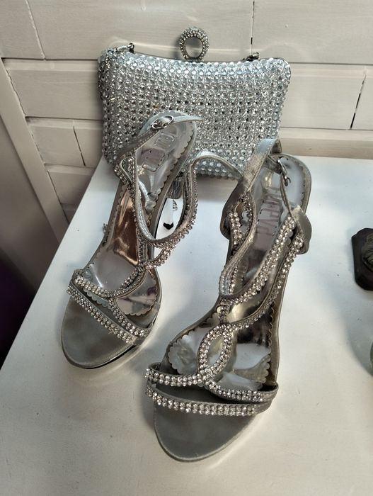 Sapatos e pochet de cerimónia.