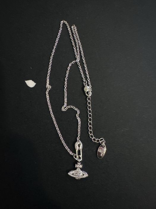 Colar Prateado Cadeado Vivienne Westwood