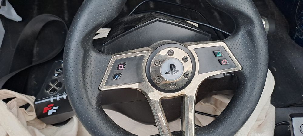 Volante Playstation e pedais