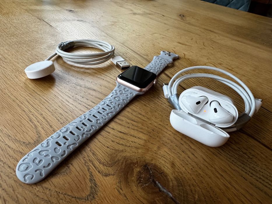 Продам годинник Apple Watch та навушники AirPods