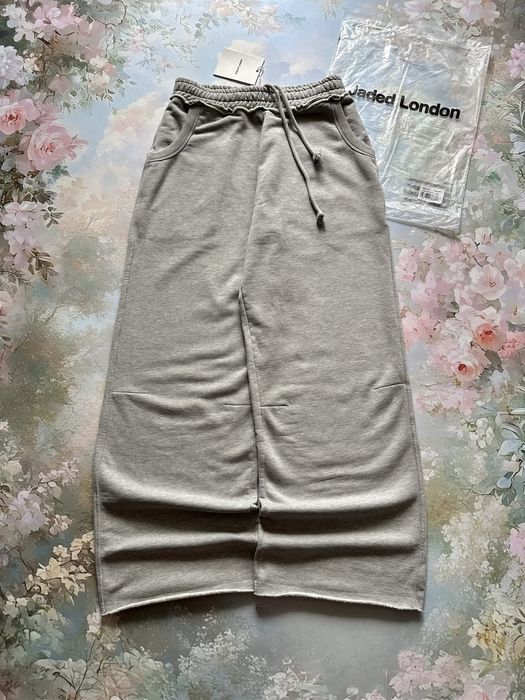 Ол оның юбкасын көтеріп, оны сиқытты.