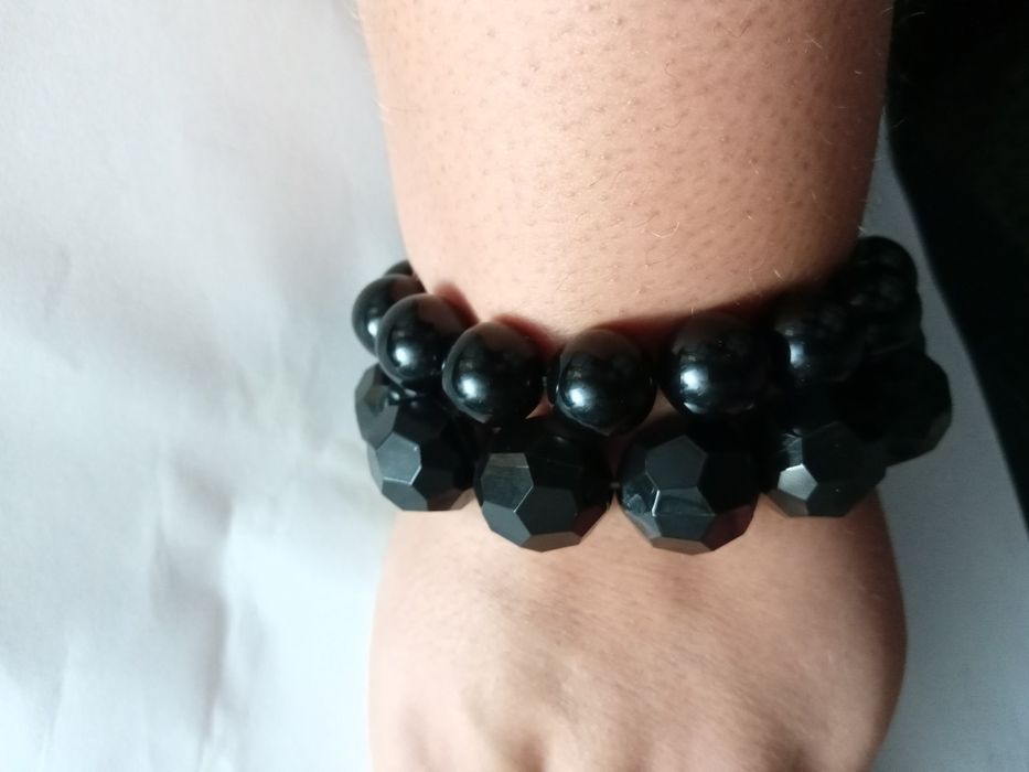 Pulseiras pretas contas plásticas