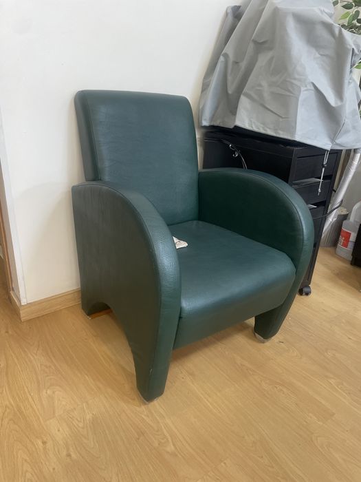 1 Poltrona individuail em pele