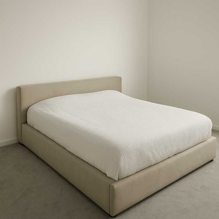 Cama com cabeceira forrada a chenille