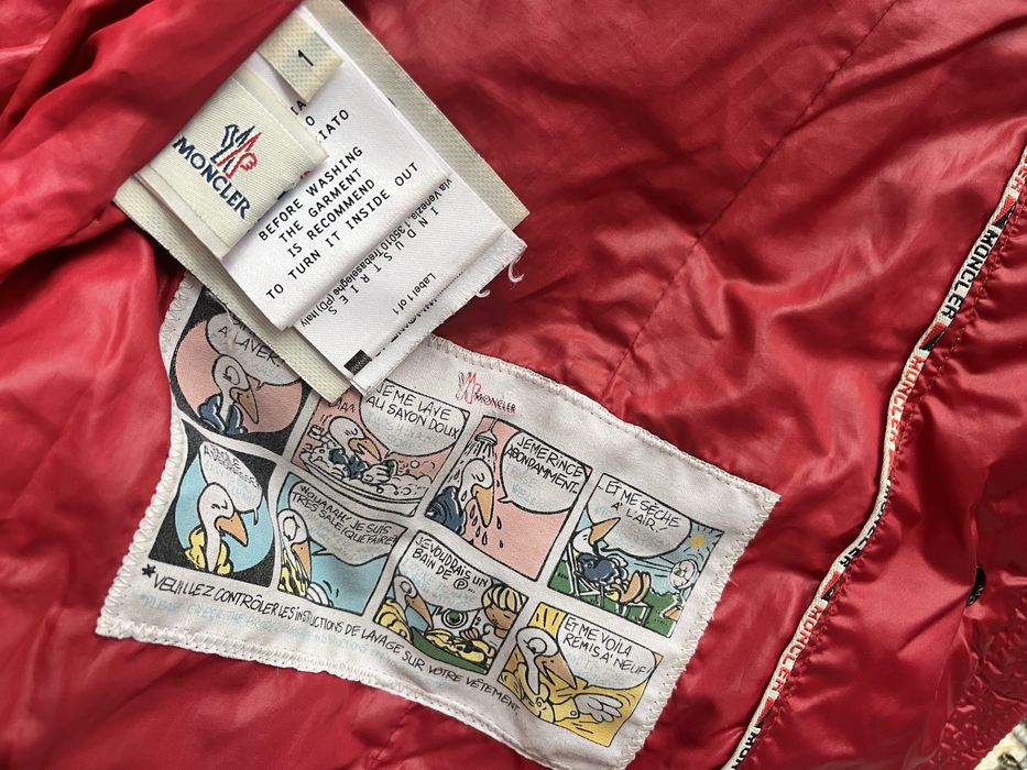 Жіночий пуховий плащ Moncler червоного кольору