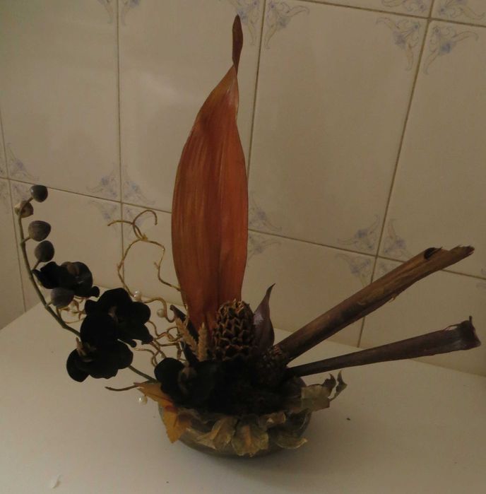 Bricolage Arranjo Taça Barro nuances dourado, 80% Naturais e orquídeas